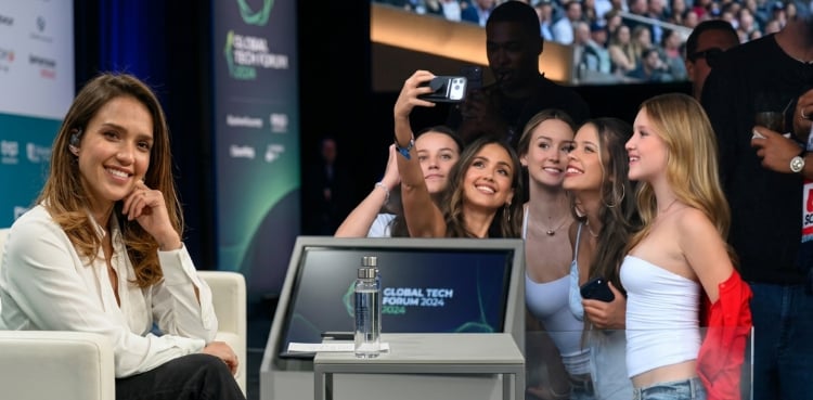 Jessica Alba, daughters steal spotlight at FIFA World Cup