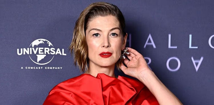 Rosamund Pike halts bow to call out phone use during Inter Alia climax
