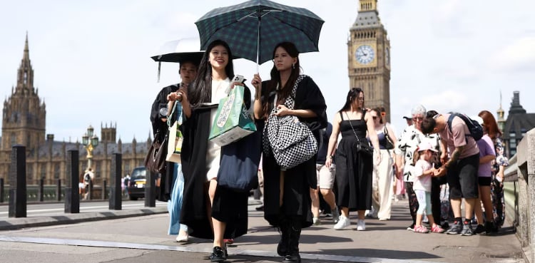 UK temperature forecast to break June record as heatwave spreads