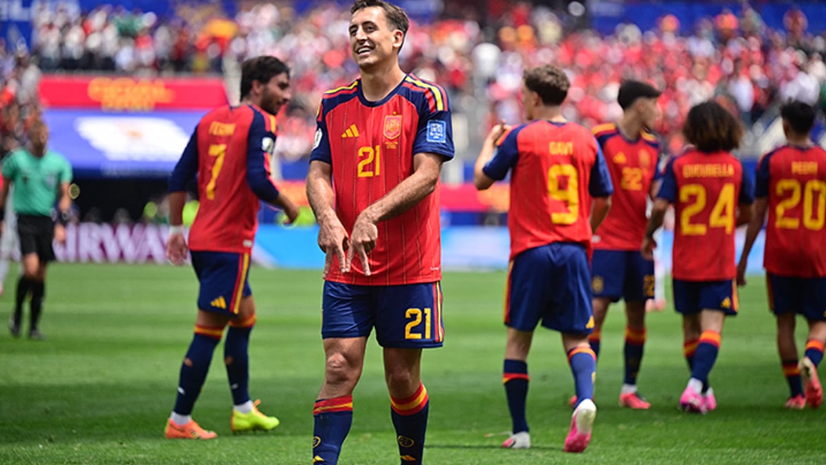 Spain thrash Austria to reach World Cup last 16