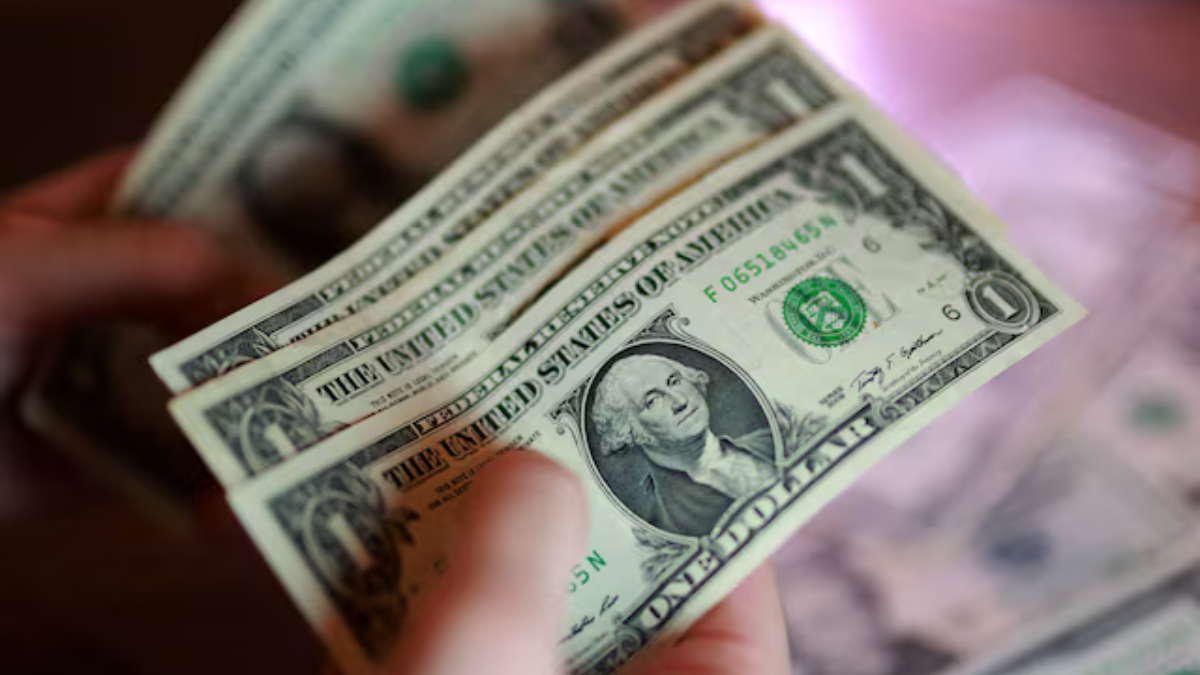 Dollar climbs on renewed Middle East attacks, Hormuz closure