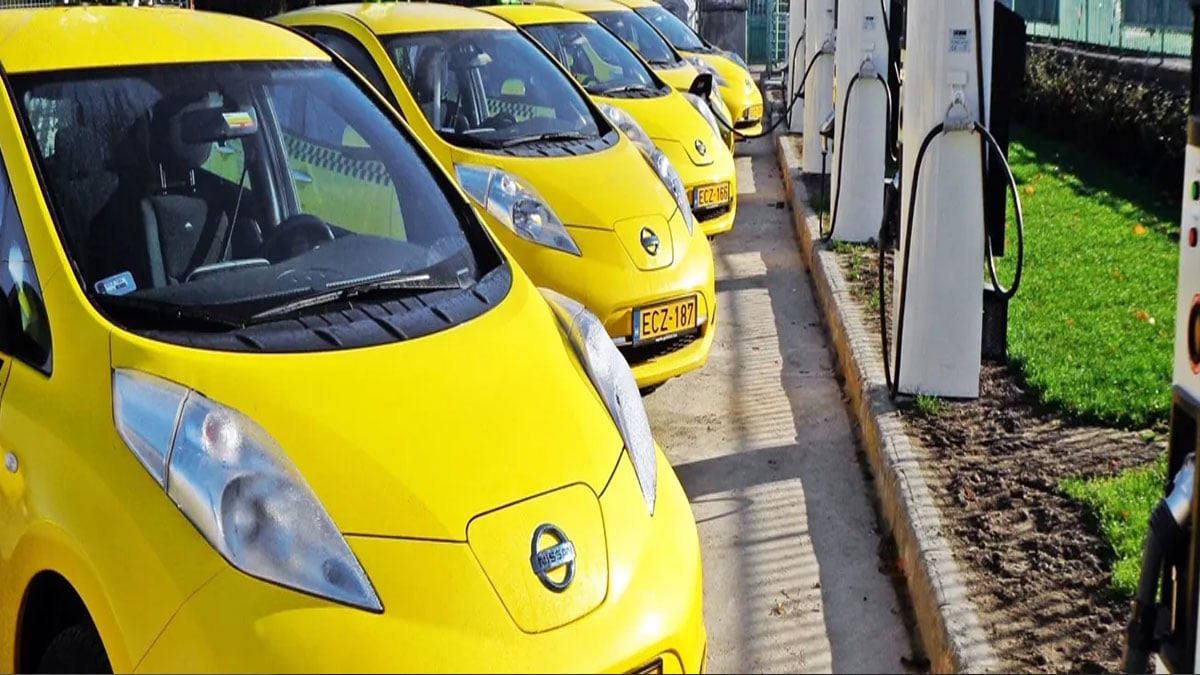 Karachi to get e-taxis, more double-decker buses