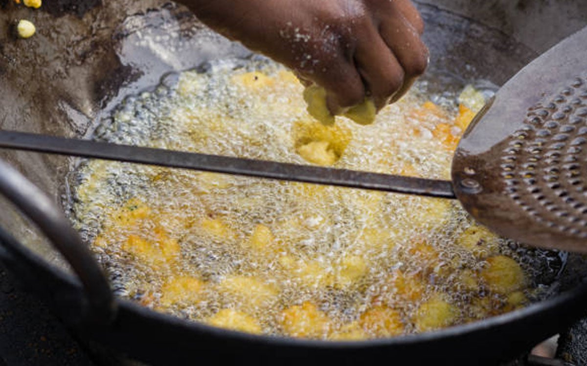Ghotki: Hot oil burns 10-year-old girl during pakora stall dispute