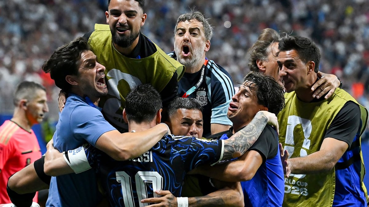 Argentina beat England to reach World Cup final