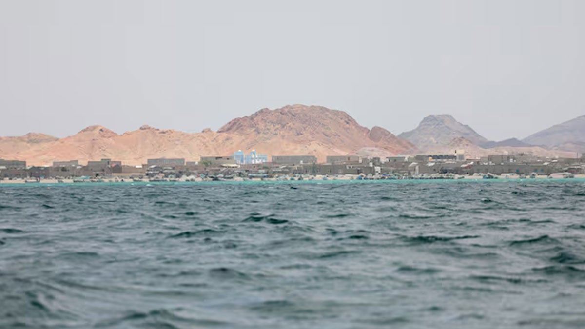Iran tells Houthis to close Red Sea gateway if US hits power network, sources say