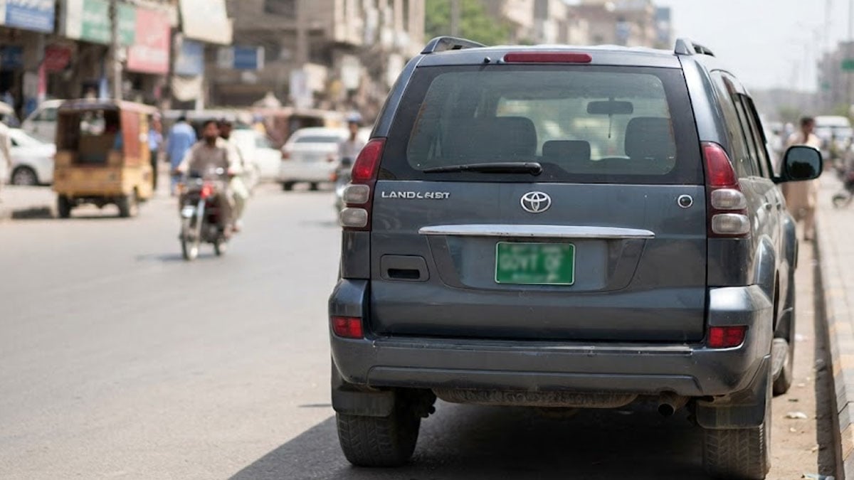 Sindh bans use of government number plates on private vehicles