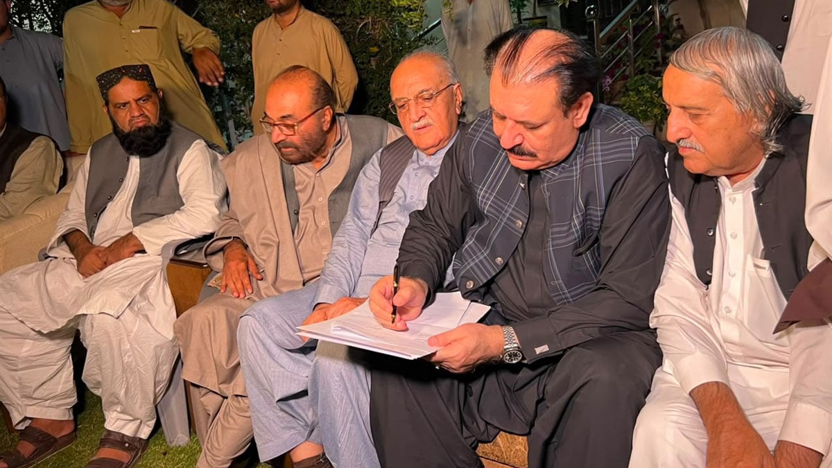 Families of Ziarat martyred policemen end Quetta sit-in after agreement with Balochistan government