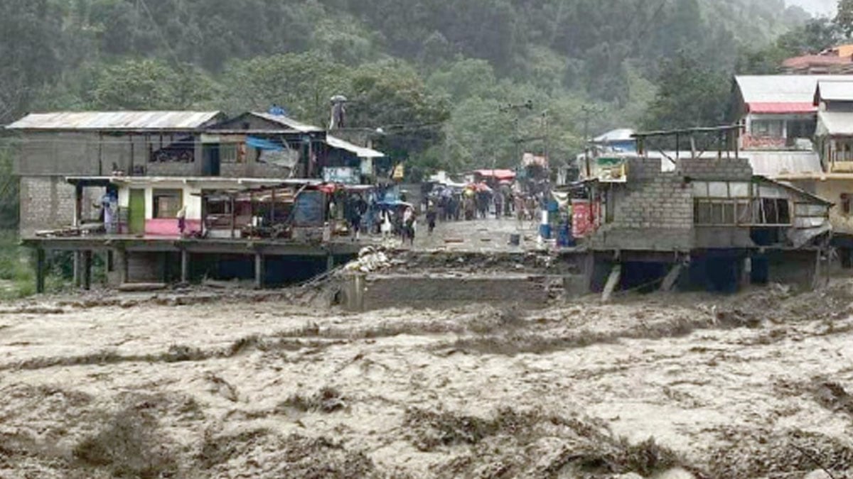 Watch: Cloudburst triggers flash flooding in Kaghan, hundreds evacuated