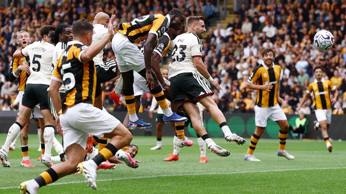 Man Utd humiliated by Hull in dismal start to Premier League season