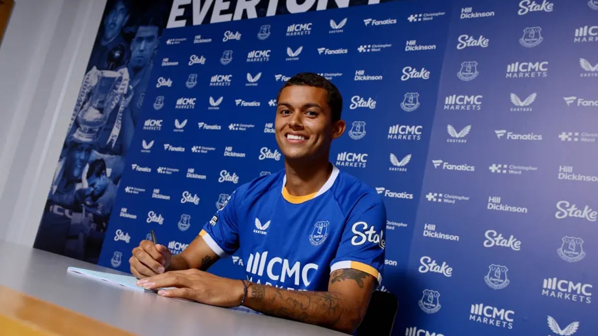Johnson signs for Everton in McNeil swap deal