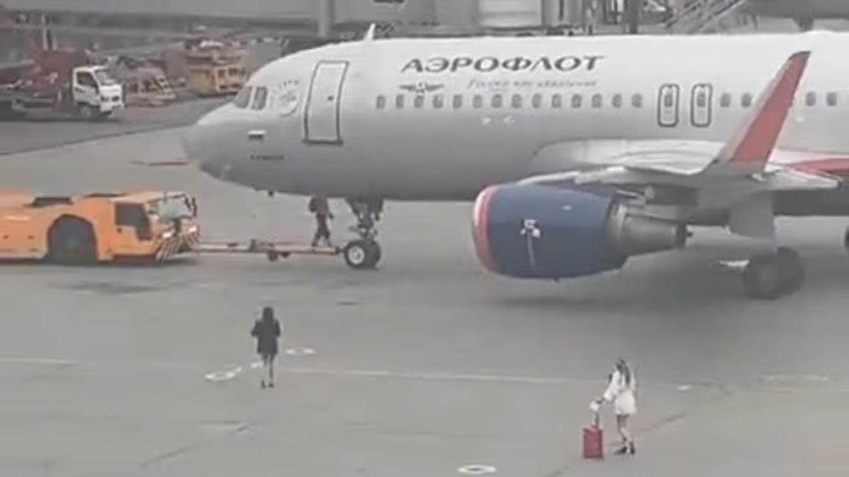 Moscow airport passengers spotted sprinting across tarmac to catch flight