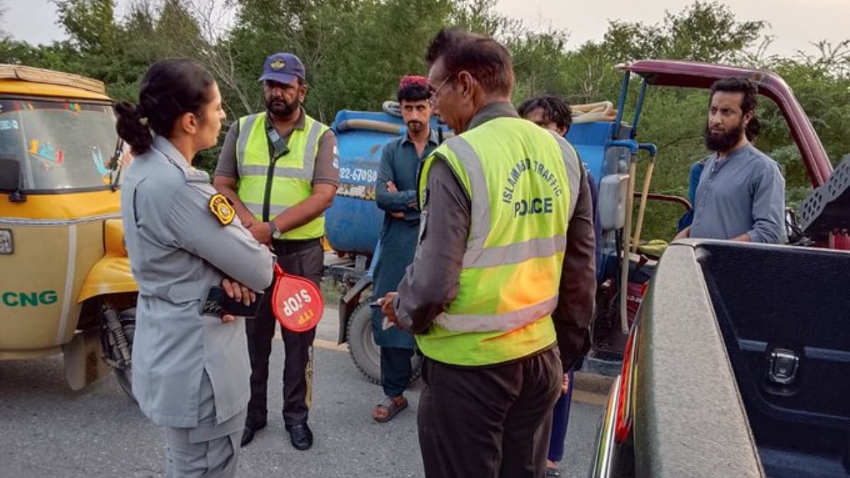 Islamabad Police Crack Down on Rickshaws