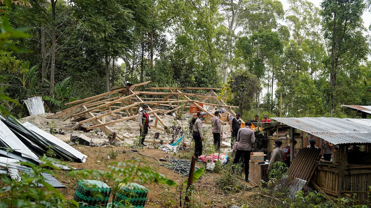 Thousands evacuate after Indonesia quake kills 51, cuts roads