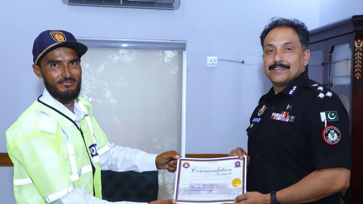 Viral dance moves earn Karachi traffic cop honour from the department