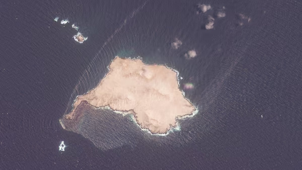 Oil spill off Oman from tanker under sanctions against Russia spreads over huge area