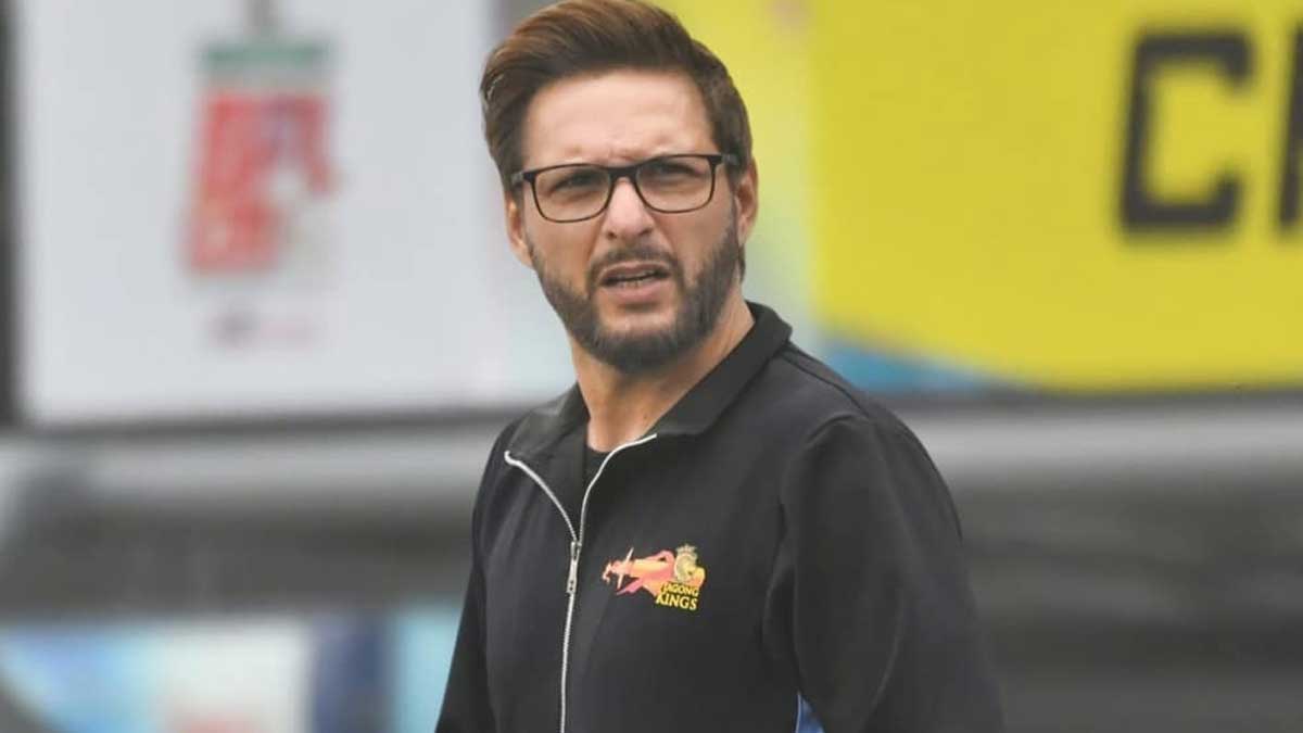 Shahid Afridi picks up litter in viral video