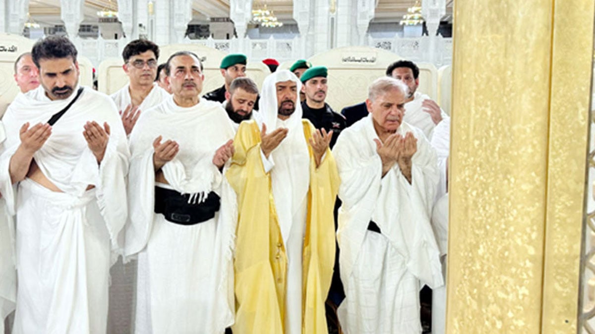 PM Sharif, CDF Munir perform Umrah along with delegation