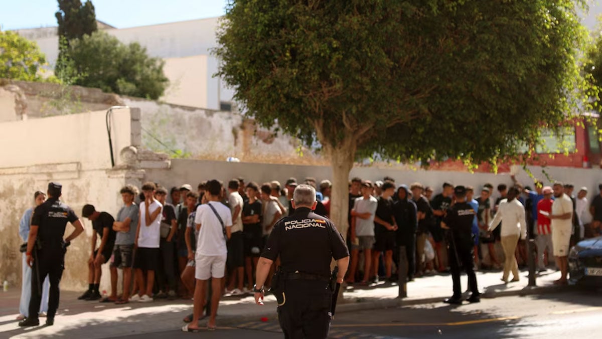 Spain to establish border controls on travellers from Italy amid migration dispute