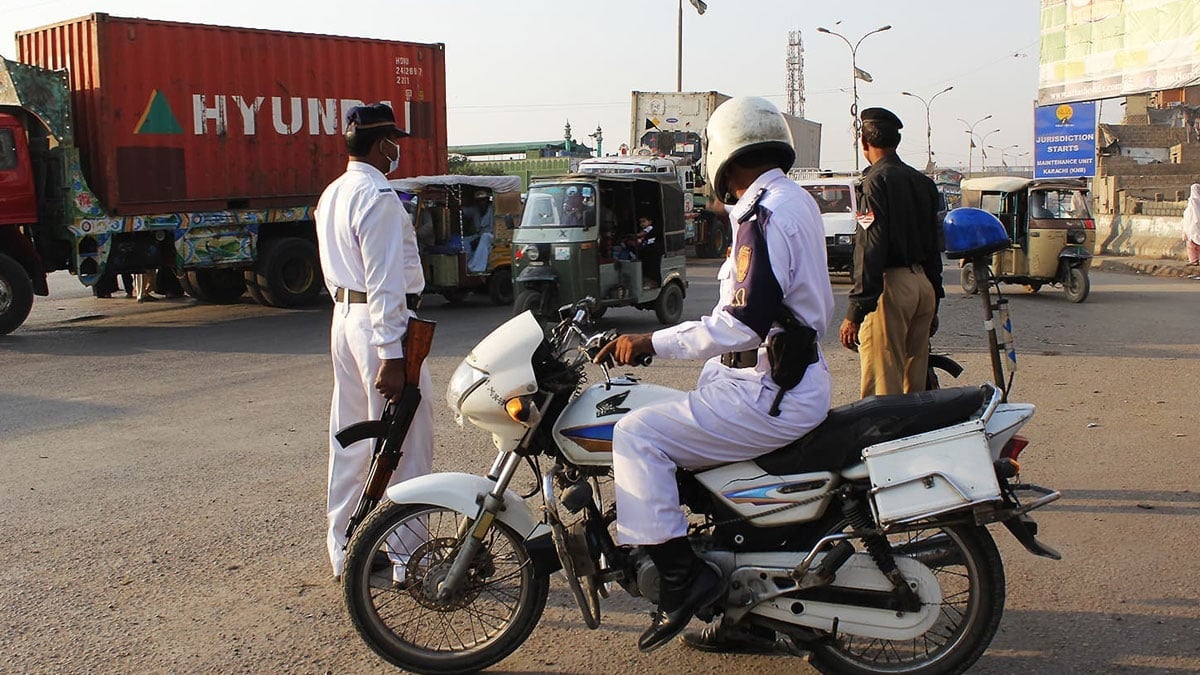 Child kidnapping attempt thwarted by traffic police in Karachi
