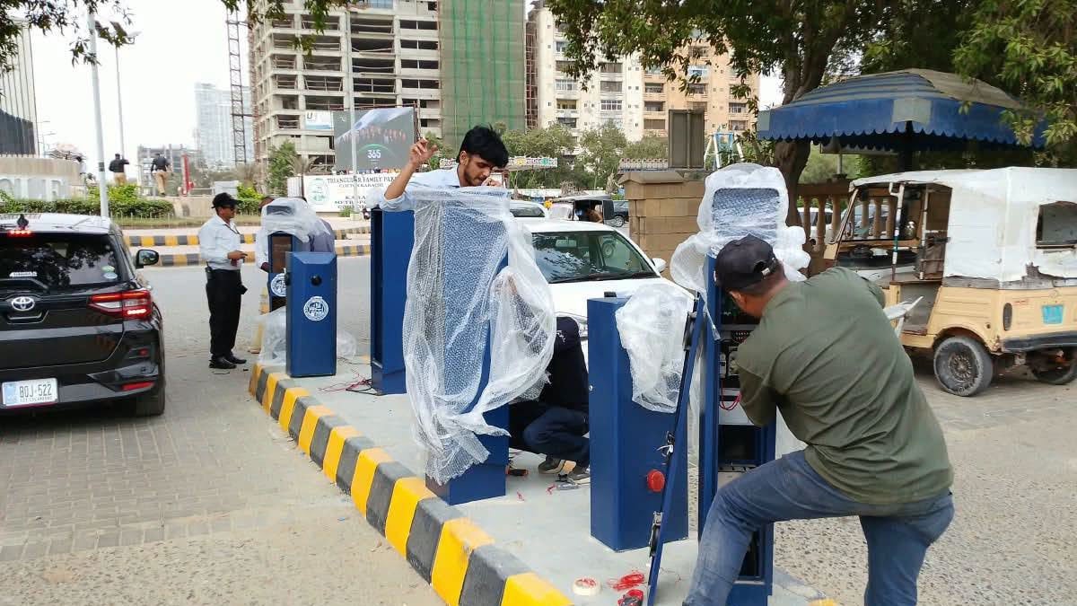 Digital parking system in Karachi nears completion: Murtaza Wahab